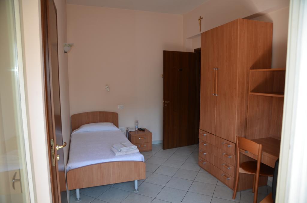 ローマ Casa Per Ferie Cardinal G. Guarino Bed & Breakfast 部屋 写真