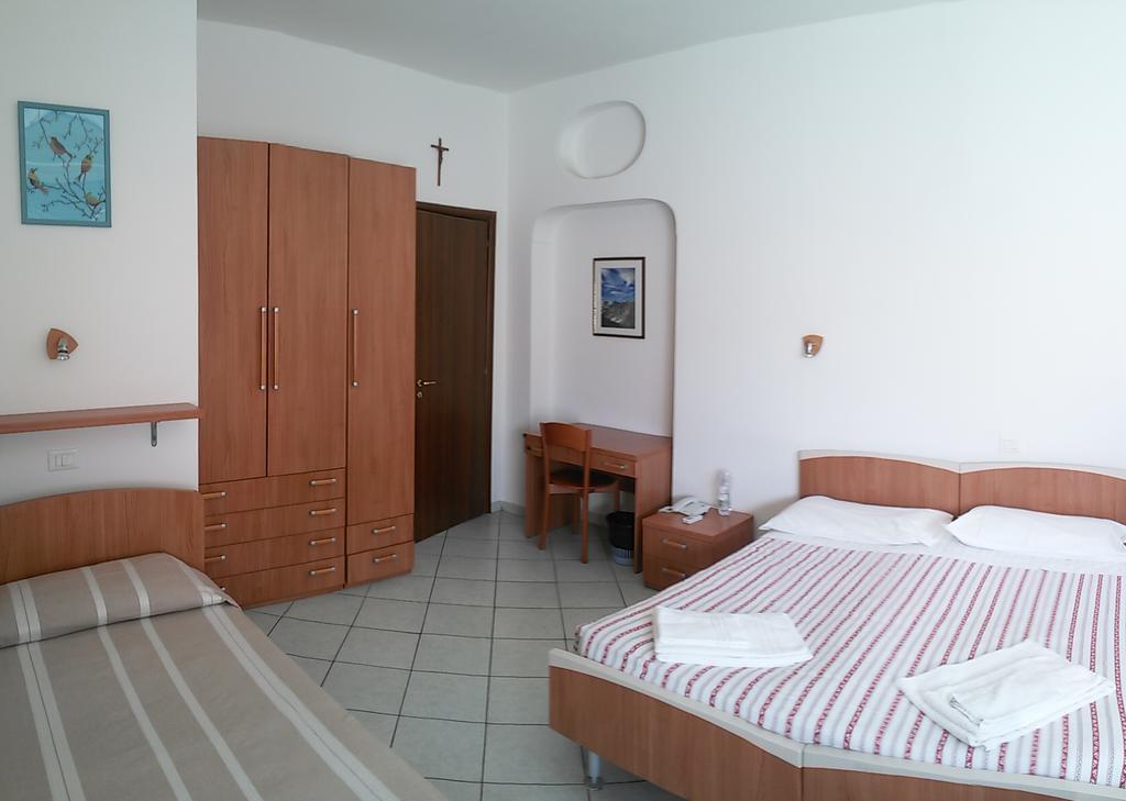 ローマ Casa Per Ferie Cardinal G. Guarino Bed & Breakfast エクステリア 写真